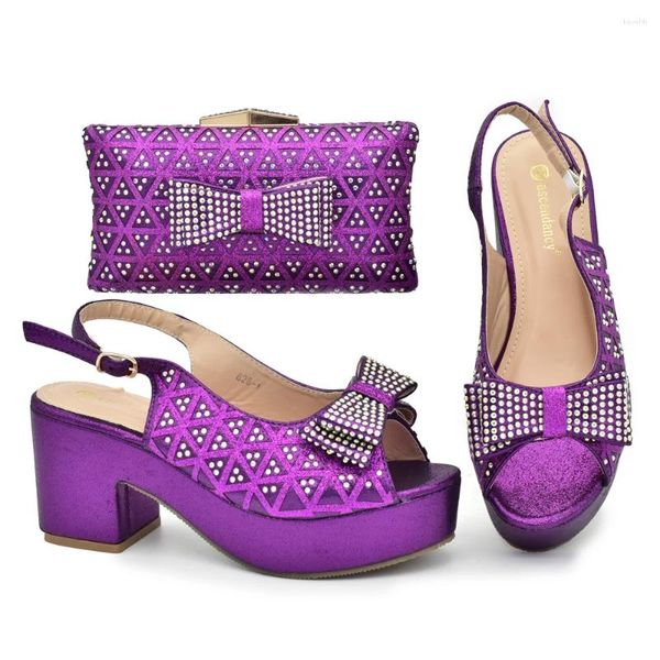 Zapatos de vestir Venta de fiesta Boda 2023 Color púrpura Mujeres y bolsa Conjunto con accesorios de diamantes de imitación de mosaico de aleación retro brillante