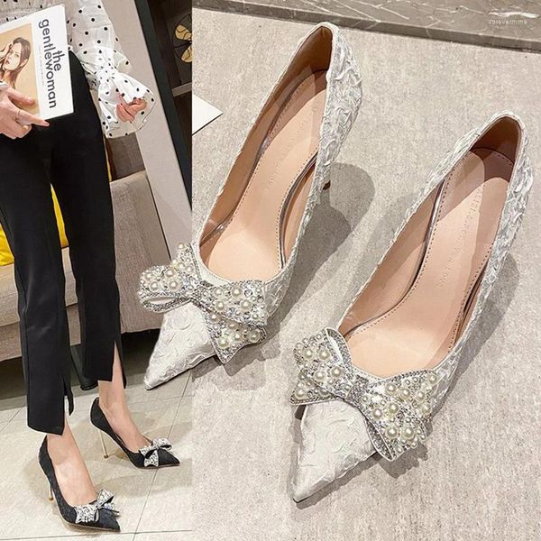 Zapatos de vestir Sexy Pearl Rhinestone Bowknot Bombas blancas Mujeres Boda Novia Tacones altos finos Moda Punta puntiaguda Fiesta Femme