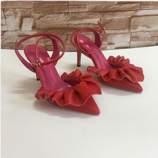 Zapatos de vestir sexy ruffles rojos de la mujer con la correa de tobillo plisado de punta puntiaguda.