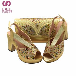 Chaussures habillées Style sexy Nigérian Femmes Chaussures et sac assortis en couleur dorée Sandale Slingback de haute qualité pour la fête de mariage 231108