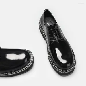 Chaussures habillées en cuir brillant pour hommes rétro respirant épais semestrer la tenue de commerce supérieur couche de vache grand orteil décontracté