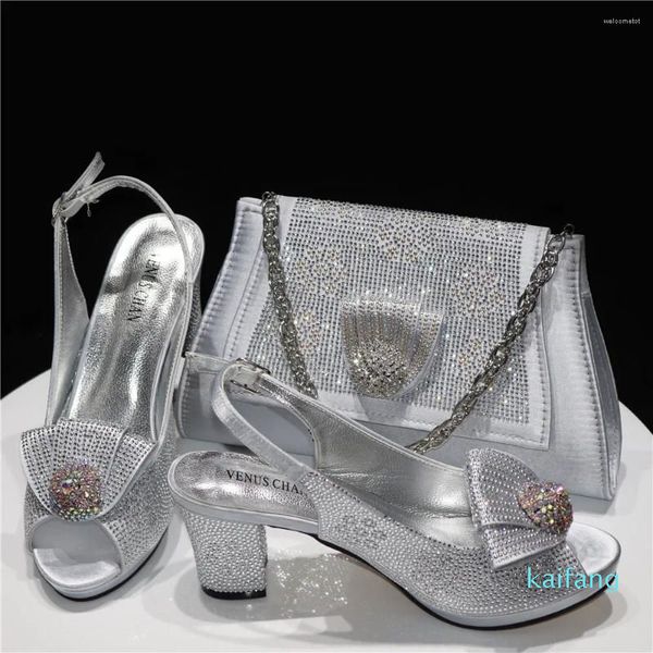 Chaussures habillées couleur argent poisson bec embout talons fins cuir tissu design sac assorti