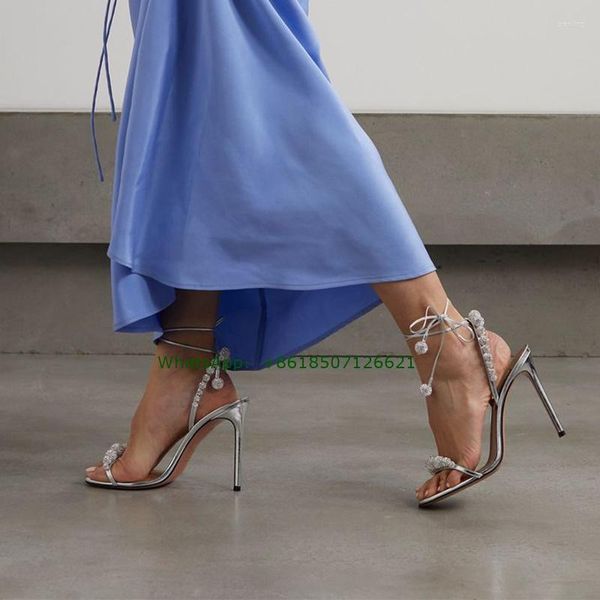 Robe chaussures argent croisé talon mince sandales slingback bride à la cheville bout rond chaîne perle femmes