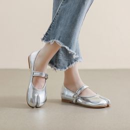 Kleding schoenen zilveren lederen split teen platschoenen vrouw Mary Janes tabi ninja flats vrouwelijke gezellige jurk enkelriem mocassins plus maat 22