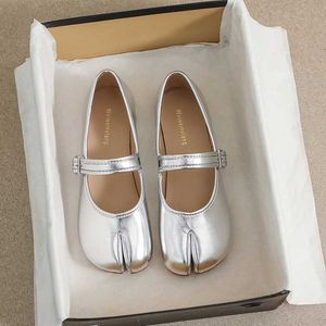 Dress Shoes Silver Leather Split Toe Flat Woman Mary Janes Tabi Ninja Flats vrouwelijke gezellige kledingschoenen enkel riem mocassins plus maat 43 L230721