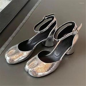 Robe Chaussures Argent Femmes Tabi Split Toe Dames Chunky Talons Hauts Pompes Designer Cheville Sangles Sandales D'été 2024 Bal