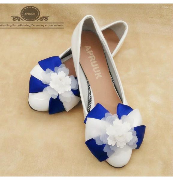 Zapatos de vestir Tamaño 35-40 Lazo de satén azul Flor blanca Fiesta de mujer dulce 3 cm Tacón pequeño pequeño Fiestas de ceremonia para damas y niñas