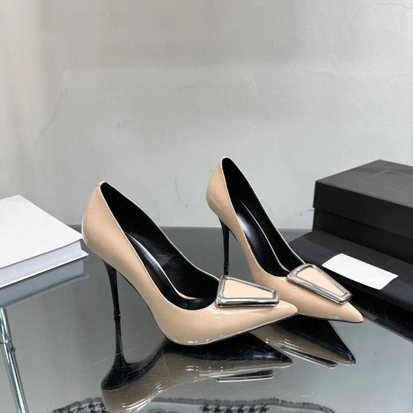 Zapatos de vestir talla 35-42 para mujeres otoñales de invierno patente tacones nocturnos botones cuadrados bombas de punta punta diseñadora poco profunda