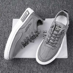 Chaussures habillées Taille 43 Numéro 39 Chaussures d'été pour garçons Landes noires décontractées Black Men Sneakers Sports Dropshiping 2023 Nouvelle équipe d'arrivée 240506