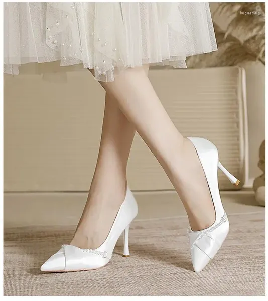 Chaussures habillées Petite taille 30-44 2024 Point Point Talage Perles de satin à talons hauts pour les femmes Mariage blanc