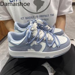 Chaussures habillées Baskets Gaya Preppy Musim Panas Kasual Biru Mode Hati Girly Tren Pasangan Baru Sepatu Putih Bertali Wanita 230517