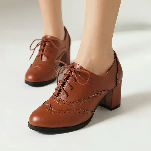 Chaussures habillées Solide Marron Bourgogne Couleur Ronde Bout Fermé Brogue Design Style Britannique Dames Bureau Pompes Carré Chunky Talon Femmes