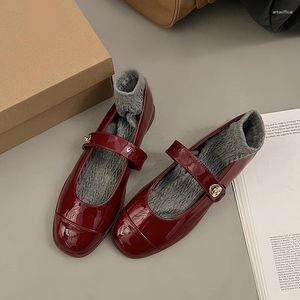 Chaussures habillées pompes peu profondes massives pour femmes 2024 talon carré en caoutchouc dames à orteil décontracté boucle boucle pu zapatos