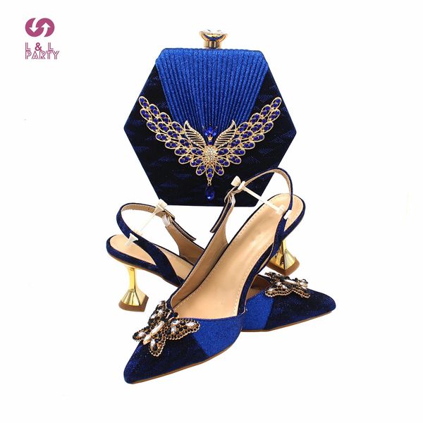Chaussures habillées Design spécial Chaussures pour femmes nigérianes et ensemble de sacs en couleur bleu royal de haute qualité décorer avec des strass pour le mariage 231108