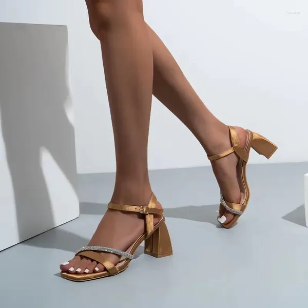 Zapatos de vestir Spot Comercio exterior Mujer 2023 Verano Tacón grueso Rhinestones 43 Tamaño Sandalias de hebilla de punta cuadrada europea y americana