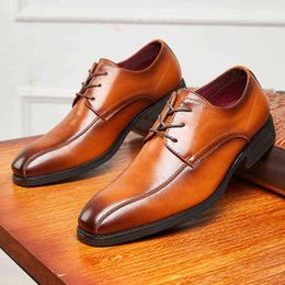 Zapatos de vestir Primavera y verano Nuevo estilo británico con cordones Vestido de negocios Zapatos de cuero Derby transpirable puntiagudo para hombres Oficina de suela blanda 220812
