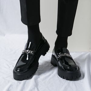 Chaussures habillées printemps Style britannique en cuir verni mocassins pour hommes noir solide Hombre rehaussant chaussures mode chaîne en métal 230520