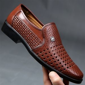 Chaussures habillées Men de printemps mots de cuir Chaussures hommes Summer Hollow Breathable Oxfords Man Chaussures décontractées Slip on Formal Dress Chaussures pour l'homme 230811