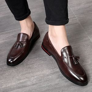 Geklede Schoenen LenteHerfst Klassieke Heren Zakelijke Schoenen Britse Ademende Eenvoudige Kwastje Stijl Casual Schoenen Heren Loafers Maat 37-48 231027