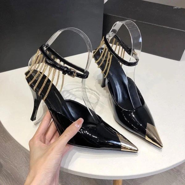 Zapatos de vestir Tacones de aguja Correas de tobillo adornadas con cadena Vesper Slingback Alto Metal Punta puntiaguda Mujer Sling Bomba de gamuza con adornos de cadena