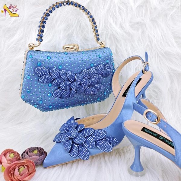 Estilos de zapatos de vestir en Nigeria Moda azul cielo Tacones altos poco profundos Flores cómodas y resistentes al desgaste con adornos de diamantes de imitación