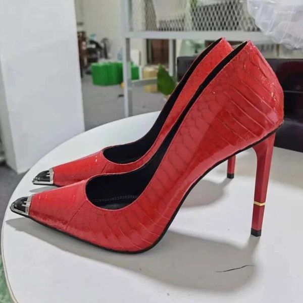 Zapatos de vestir con estilo metal punta puntiaguda bombas de tacón alto piel de serpiente roja cuero impreso resbalón en las mujeres cubierta tacones primavera otoño calzado