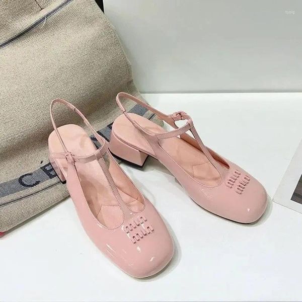 Zapatos de vestir verano 2024 sandalias de calzado de goma para mujeres cuero con tacones medianos damas rosa la venta de tendencias al por mayor