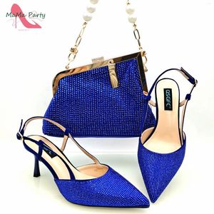 Chaussures habillées Arrivées d'été Nigerian Design Femmes Matching et Sac Ensemble dans Royal Blue Color Pumps de haute qualité pour Garden Party