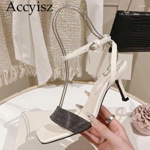 Dress Shoes Summer Classic Dames High Heel Square Toe Sandals Metal Chain Decoration Slim Fit Party Minimalistische forens 2024