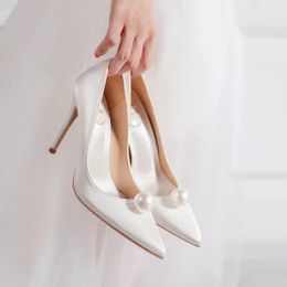 Sapatos de vestido verão elegante senhoras nupciais sapatos de festa de casamento pérola cetim bombas moda versátil casamento saltos altos cor sólida 231108