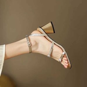 Chaussures habillées Été Nouveau bracelet de cheville ouverte Femmes hautes argentés Silver Fashion Fashion Band étroit Sandales H240527