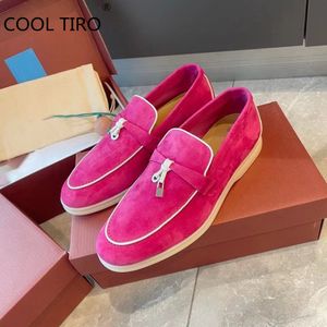 Chaussures habillées Été Marche Mocassin Rose Rouge Daim Femmes Mocassins Glisser Sur Plat En Cuir Tuyauterie En Métal Serrure Glands Semelle Souple Causal 230224