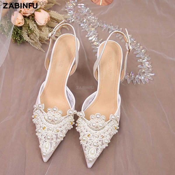 Zapatos de vestir Sandalias blancas de verano 2023 Zapatos de boda de encaje de perlas hechos a mano de lujo Zapatos de novia Zapatos de mujer elegantes Tacones altos con punta estrecha Z230707