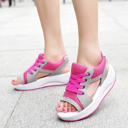 Chaussures de robe Été Femmes Sandales Mode Casual Plat Peep Toe Contraste Panneaux Découpe À Lacets Muffin Sandales Plate-forme Sport Sandalias