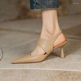 Zapatos de vestir Sandalias de mujer de verano 2023 Francés Punta puntiaguda Atrás Vacío Fino Alto Tacón Color Sólido Zapato Romano Baotou Sandalia
