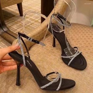 Chaussures habillées Femmes Sandales Hollow High Heels Stiletto Fashion Sandles Crystal Toe Toe Sexy Peep-Toe