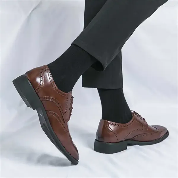 Chaussures habillées en cuir synthétique marron hommes talons élégants hommes mode robes de mariée 2024 baskets Sport Sapatenes dernières