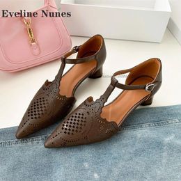 Dress Shoes T-Trap Hollow Gingham Dames Sandalen Poage Toe Round Heel Side Air Cover Hak Pumps Buckle Strap Retro Solid 2024 Trend