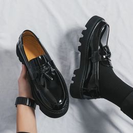 Sapatos de vestido borla mocassins sapatos deslizamento em fundo grosso couro preto festa sapatos barco mocassins para homem 231017