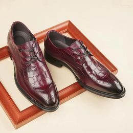 Chaussures habillées La première couche de peau de vache 2024 Cuir britannique Brogues sculptées à la main Derby d'affaires pour hommes