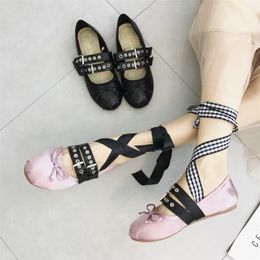 Chaussures habillées TINGHON classique chaussures de Ballet en soie à lacets chaussures de Ballet femmes bout rond noeud papillon femmes appartements élégant Valentine chaussures 230907