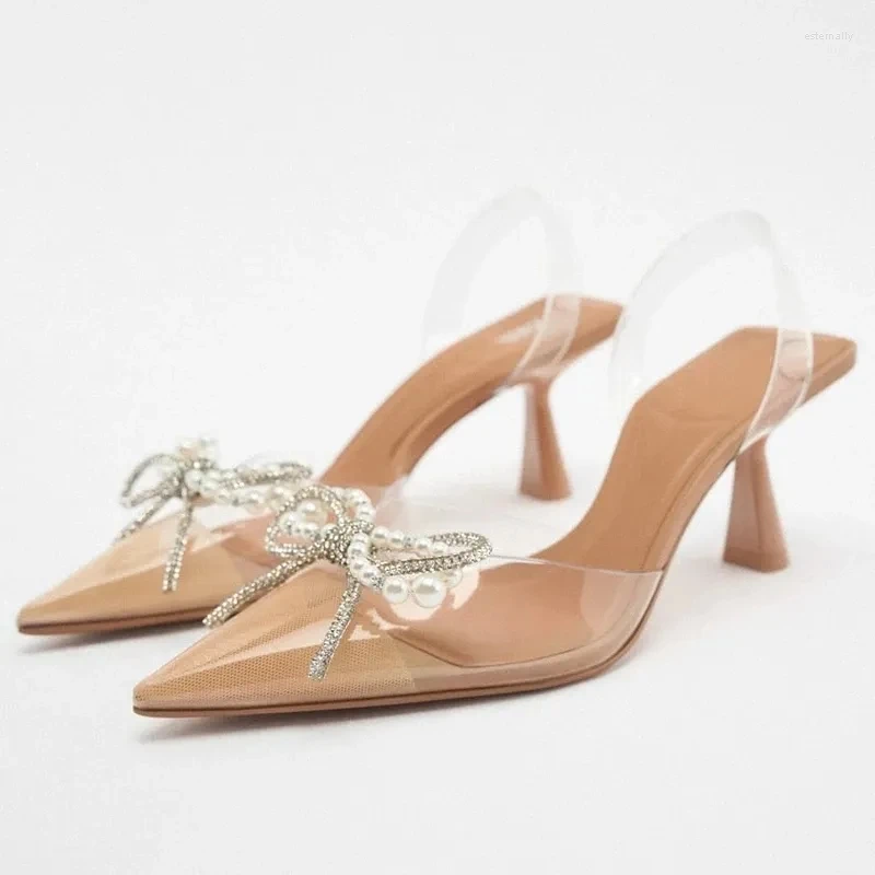 Zapatos de vestir traf 2023 tacones altos transparentes para mujeres Pombas de arco de perlas elegantes sandalias de punta puntiaguda de verano Boda de boda.