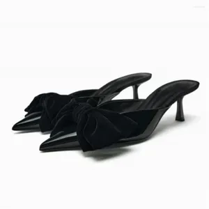 Chaussures habillées Traf Velvet Bow Stiletto Slippers 2024 Black Patent Leather Slingbacks Femmes Pointe Poigure à talons Bas Sandale Sandale