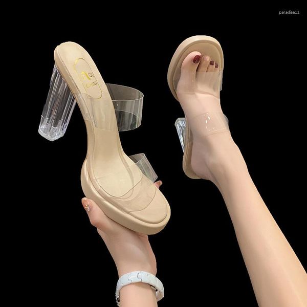 Zapatos de vestir Zapatilla transparente Ropa de verano femenina 2023 Joker de tacón alto Fairy Wind Sandalias gruesas y zapatillas de talla grande.