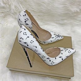 Zapatos de vestir Uvrcos de cuero blanco Tacón alto 12 cm Tacos delgados Pombas de tacones delgados Nota Estampada Estampado