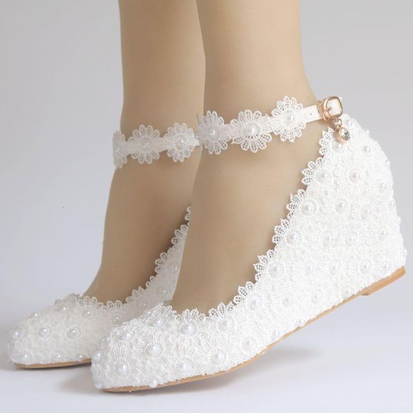 Chaussures habillées Chaussures de mariage à fleurs blanches Dentelle Perle Talons hauts Chaussures de robe de mariée douce Perles Chaussures à semelles compensées 5CM Femmes Pompes 230822