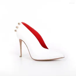 Zapatos de vestir Blanco / rojo Bombas de colores mezclados Decoración de metal Hebilla Cubierta trasera Stiletto Tacones altos Resbalón en novela puntiaguda Mujeres sexy