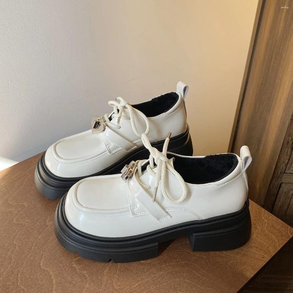 Zapatos de vestir Terciopelo blanco Retro Estilo británico Mocasines de suela gruesa para mujeres 2024 Otoño e invierno Francés Tacón grueso con falda