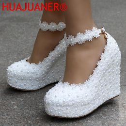 Zapatos de vestir cuñas blancas bombas de boda de color blanco dulce plataforma de perlas zapatos de bomba zapatos de vestidos de novia tacones alto 230817