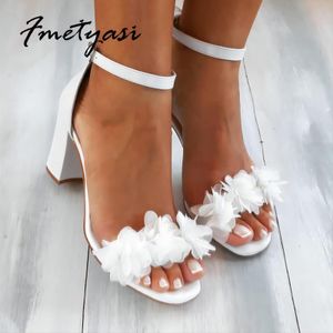 Zapatos de vestido tacones blancos sandalias de flores zapatos de boda de verano zapatos de novia negros tacones gruesos zapatos de fiesta de la fiesta de los pies abiertos para mujeres 230921